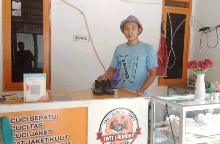 Riko pekerja laundry keluhkan kenaikan harga plastik.
