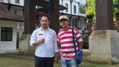 Ketua DPRD Pacitan, Dr. Arif Setia Budi, S. Sos, MPA (kiri) saat berada di destinasi wisata Goa Gong.
