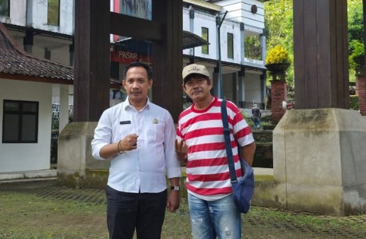 Ketua DPRD Pacitan, Dr. Arif Setia Budi, S. Sos, MPA (kiri) saat berada di destinasi wisata Goa Gong.