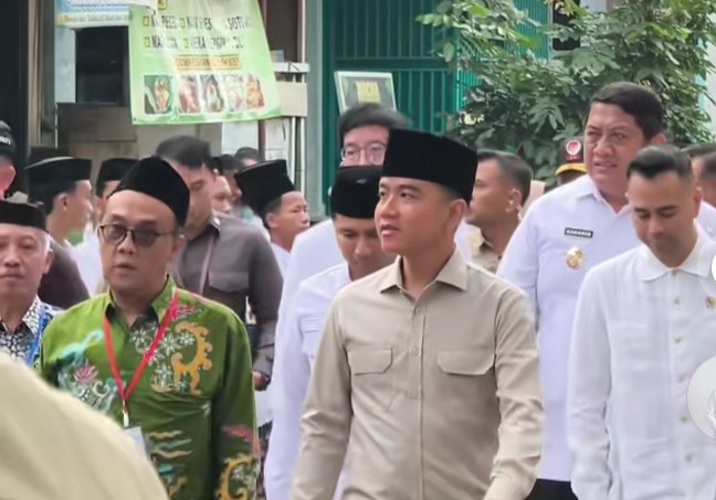Wabup Gagarin, saat dampingi kunker Wapres Gibran di Ponpes Tremas Pacitan.