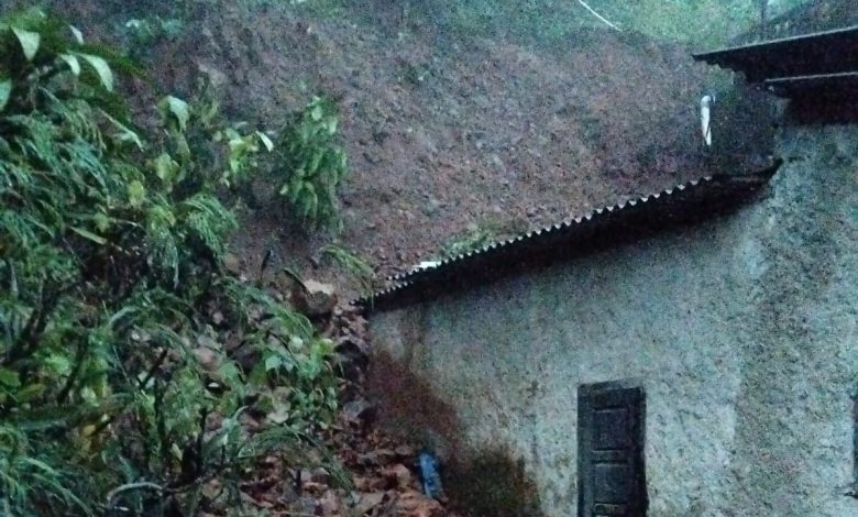 Longsor hajar empat pemukiman warga di Kecamatan Bandar.
