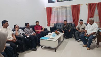 Sutikno saat melakukan koordinasi dengan Dinas Perkimta Pacitan (doc).