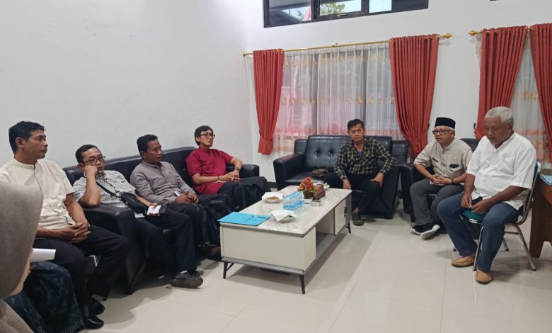 Sutikno saat melakukan koordinasi dengan Dinas Perkimta Pacitan (doc).