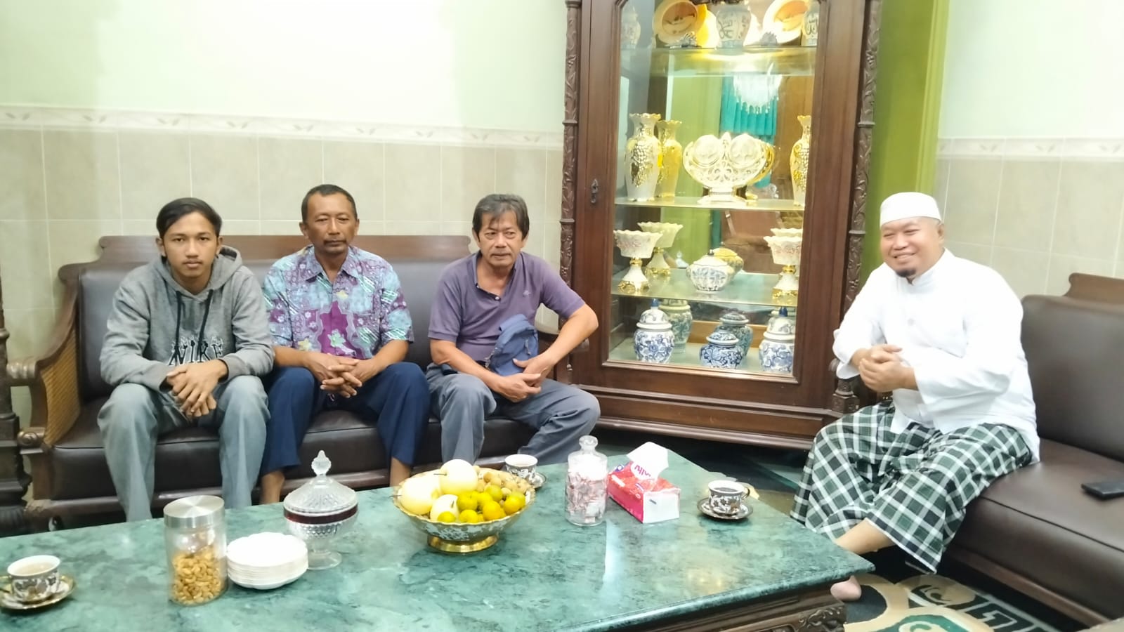Sutikno saat bertemu dengan salah satu anggota DPR-RI di Solo. 