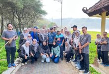 Sekda Pacitan, Dr. Ir. H. Maulana Heru Wiwoho Supadi Putro, Msi saat berbaur bersama para ASN yang melakukan kerja bakti kawasan wisata Pantai Pancer Door.