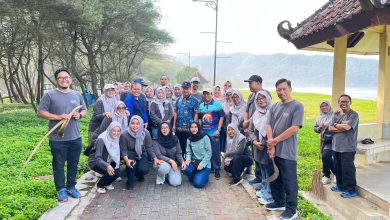 Sekda Pacitan, Dr. Ir. H. Maulana Heru Wiwoho Supadi Putro, Msi saat berbaur bersama para ASN yang melakukan kerja bakti kawasan wisata Pantai Pancer Door.