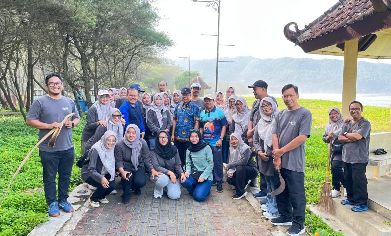 Sekda Pacitan, Dr. Ir. H. Maulana Heru Wiwoho Supadi Putro, Msi saat berbaur bersama para ASN yang melakukan kerja bakti kawasan wisata Pantai Pancer Door.