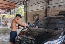Proses poles mobil di jasa cuci dan salon mobil milik Andre Surya, Pacitan.