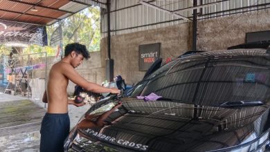 Proses poles mobil di jasa cuci dan salon mobil milik Andre Surya, Pacitan.