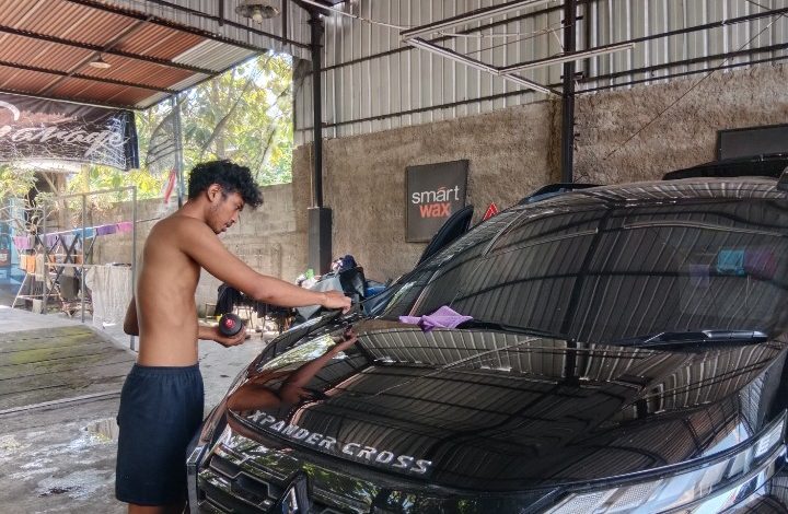 Proses poles mobil di jasa cuci dan salon mobil milik Andre Surya, Pacitan.