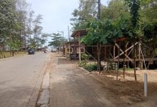 Warung-warung liar yang bediri di sisi Barat pintu masuk Pantai Pancer Door.