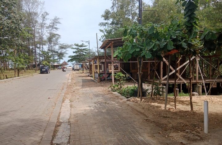Warung-warung liar yang bediri di sisi Barat pintu masuk Pantai Pancer Door.