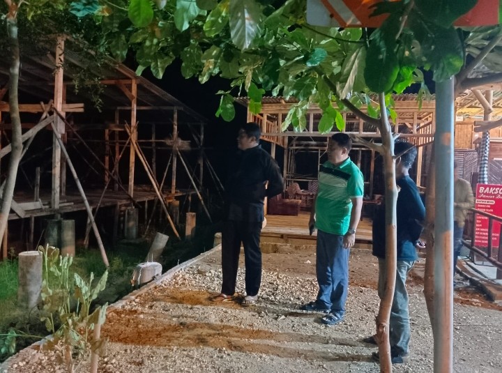 Wabup Pacitan, Gagarin saat menunjuk bangunan warung yang dinilainya semrawut. 