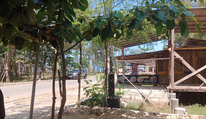 Bangunan warung semi permanen yang sudah berdiri pada sisi Barat, sebelum ada legalitas dari Pemkab Pacitan. 