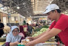 Ketua DPRD Pacitan, Dr. Arif Setia Budi, S. Sos, MPA, saat melarisi kuliner tradisional di Pasar Minulyo.