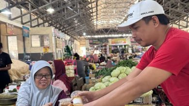 Ketua DPRD Pacitan, Dr. Arif Setia Budi, S. Sos, MPA, saat melarisi kuliner tradisional di Pasar Minulyo.