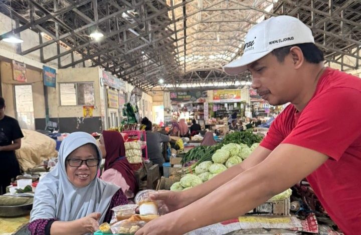 Ketua DPRD Pacitan, Dr. Arif Setia Budi, S. Sos, MPA, saat melarisi kuliner tradisional di Pasar Minulyo.