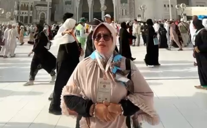 Sekretaris Dinas Pendidikan Pacitan, Dr. Hj. Ririh Enggar Murwati, saat masih berada di tanah suci.