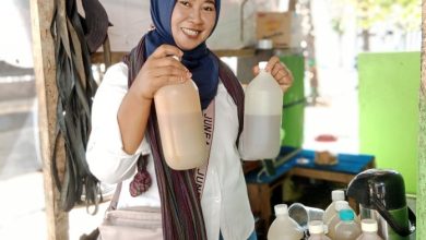 Surati, penjual jamu gendong asal Kabupaten Karanganyar, Jateng.