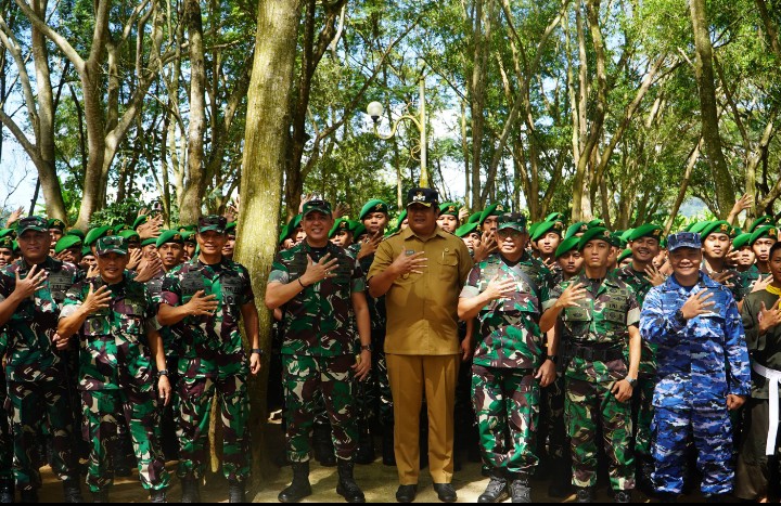 Wakil Bupati Gagarin saat menyambut kunjungan kerja Pangdam V Brawijaya ke Pacitan.