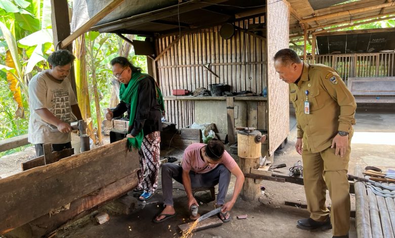 Staf Ahli Bupati Pacitan Bidang Pembangunan, Ekonomi dan Keuangan, Prayitno saat bersama tokoh agama karismatik, Gus Amak.