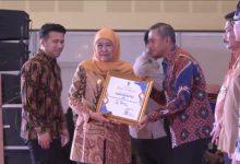 Bupati Pacitan KRT Indrata Nur Bayuaji Reksonagoro, saat menerima penghargaan dari Gubernur Jatim Khofifah Indar Parawansa.