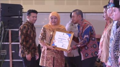 Bupati Pacitan KRT Indrata Nur Bayuaji Reksonagoro, saat menerima penghargaan dari Gubernur Jatim Khofifah Indar Parawansa.