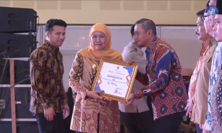 Bupati Pacitan KRT Indrata Nur Bayuaji Reksonagoro, saat menerima penghargaan dari Gubernur Jatim Khofifah Indar Parawansa.
