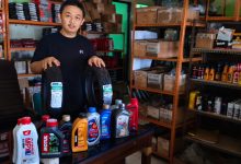 Pemilik toko spare part terbesar di Pacitan, H. Helmi Hamdani.