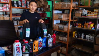 Pemilik toko spare part terbesar di Pacitan, H. Helmi Hamdani.