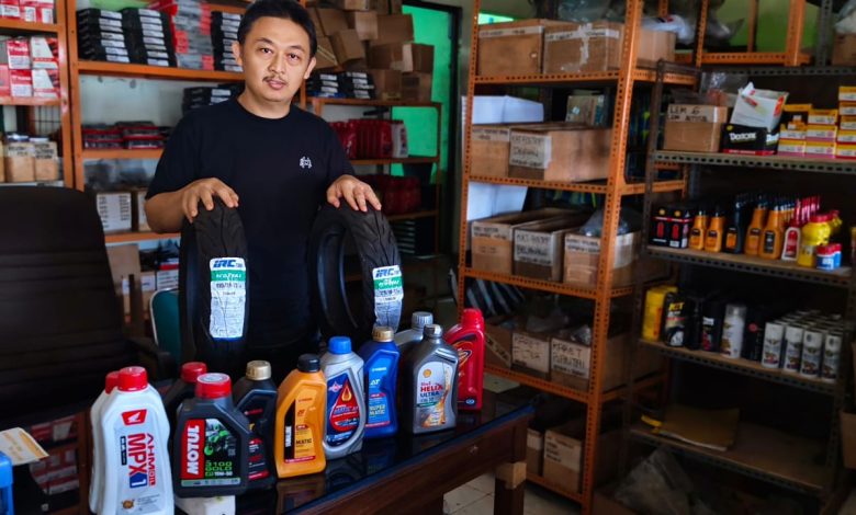 Pemilik toko spare part terbesar di Pacitan, H. Helmi Hamdani.