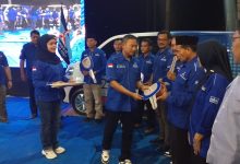 Ketua DPC Partai Demokrat Pacitan, Kanjeng Raden Tumenggung Indrata Nur Bayuaji Reksonagoro, saat acara penyerahan mobil kepada 12 PAC.