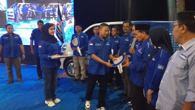 Ketua DPC Partai Demokrat Pacitan, Kanjeng Raden Tumenggung Indrata Nur Bayuaji Reksonagoro, saat acara penyerahan mobil kepada 12 PAC.