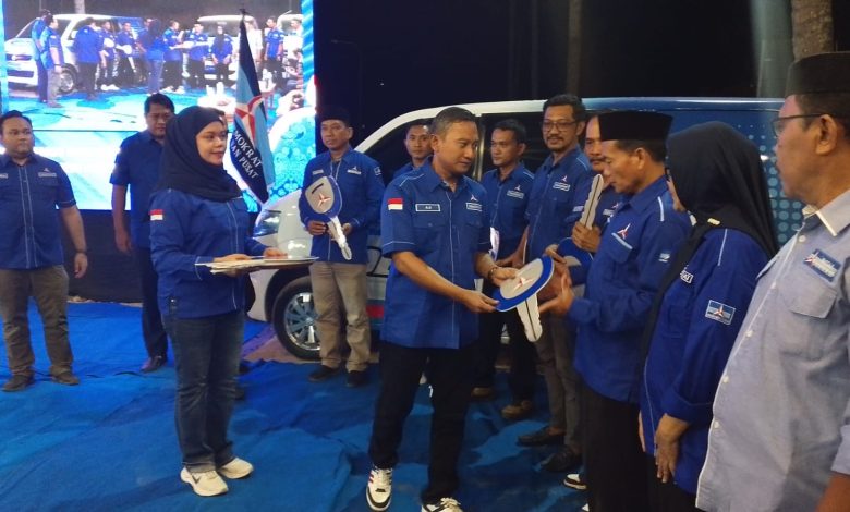 Ketua DPC Partai Demokrat Pacitan, Kanjeng Raden Tumenggung Indrata Nur Bayuaji Reksonagoro, saat acara penyerahan mobil kepada 12 PAC.