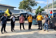 Sekda Pacitan, Dr. Ir. H. Maulana Heru Wiwoho Supadi Putro, Msi, saat melaksanakan kerja bakti di kawasan Tamperan.
