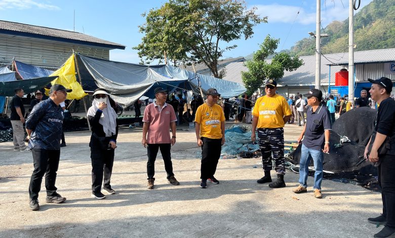 Sekda Pacitan, Dr. Ir. H. Maulana Heru Wiwoho Supadi Putro, Msi, saat melaksanakan kerja bakti di kawasan Tamperan.