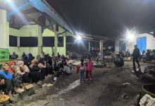 Sejumlah nelayan Pantai Bakung Pacitan saat menggelar tasyakuran dan doa bersama menyambut tahun baru Islam, 1 Muharram 1448 H.