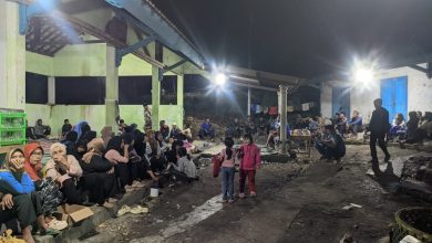 Sejumlah nelayan Pantai Bakung Pacitan saat menggelar tasyakuran dan doa bersama menyambut tahun baru Islam, 1 Muharram 1448 H.