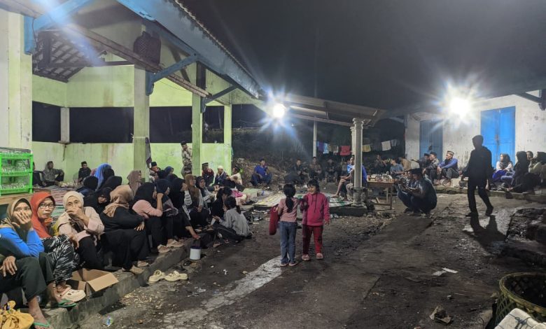 Sejumlah nelayan Pantai Bakung Pacitan saat menggelar tasyakuran dan doa bersama menyambut tahun baru Islam, 1 Muharram 1448 H.