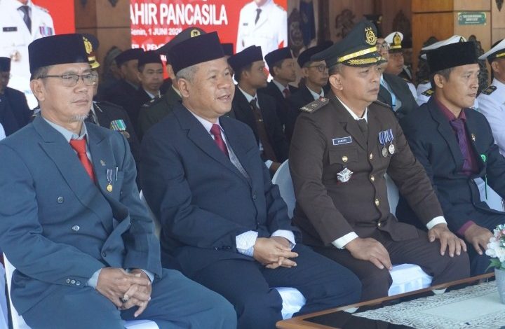 Sekda Pacitan, Dr. Ir. H. Maulana Heru Wiwoho Supadi Putro, Msi (dua dari kiri) saat menghadiri upacara Hari Lahir Pancasila Tahun 2026.