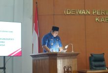 Wakil Bupati Pacitan, Gagarin saat membacakan sambutan Bupati dalam sidang paripurna DPRD.