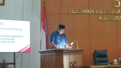 Wakil Bupati Pacitan, Gagarin saat membacakan sambutan Bupati dalam sidang paripurna DPRD.