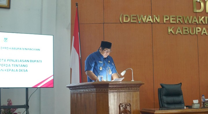 Wakil Bupati Pacitan, Gagarin saat membacakan sambutan Bupati dalam sidang paripurna DPRD.
