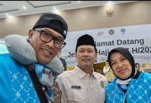 Wakil Ketua DPRD Pacitan, H. Lancur Susanto (paling kiri) saat bersama Plt Kementerian Haji dan Umroh, Marjuni saat tiba di embarkasi.