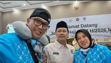 Wakil Ketua DPRD Pacitan, H. Lancur Susanto (paling kiri) saat bersama Plt Kementerian Haji dan Umroh, Marjuni saat tiba di embarkasi.