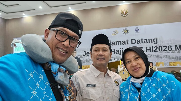 Wakil Ketua DPRD Pacitan, H. Lancur Susanto (paling kiri) saat bersama Plt Kementerian Haji dan Umroh, Marjuni saat tiba di embarkasi.