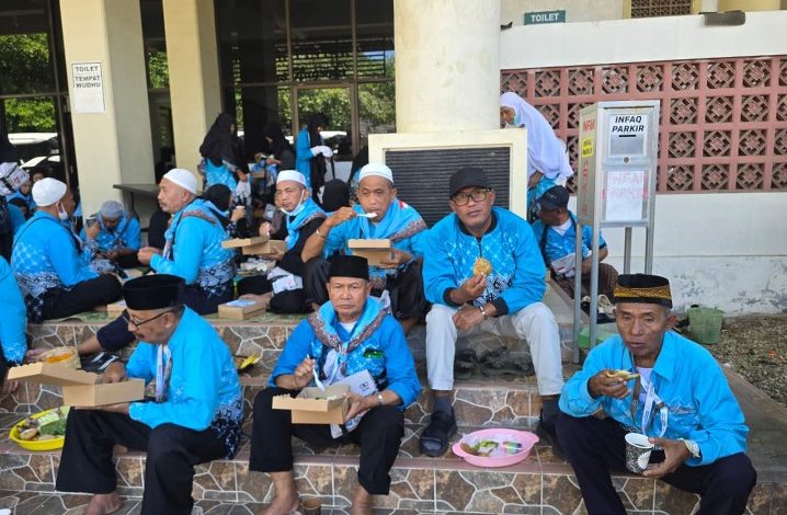 Rombongan jamaah haji Pacitan saat sampai di Tegalombo.