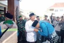 Bupati Pacitan, KRT Indrata Nur Bayuaji Reksonagoro, saat menyambut kedatangan jamaah haji Tahun 2026 di aula Pendopo Mas Tumenggung Djogokardjo.