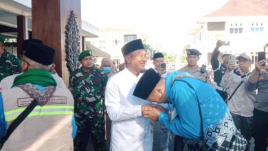 Bupati Pacitan, KRT Indrata Nur Bayuaji Reksonagoro, saat menyambut kedatangan jamaah haji Tahun 2026 di aula Pendopo Mas Tumenggung Djogokardjo.