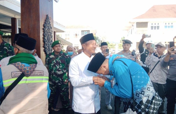 Bupati Pacitan, KRT Indrata Nur Bayuaji Reksonagoro, saat menyambut kedatangan jamaah haji Tahun 2026 di aula Pendopo Mas Tumenggung Djogokardjo.